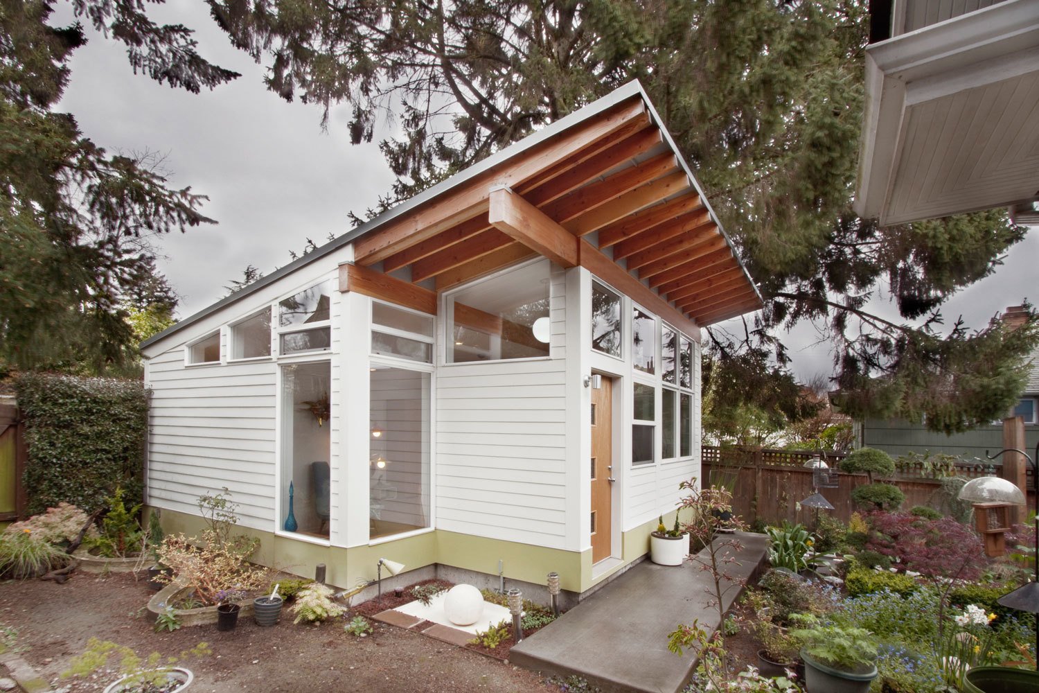 exterior-facade-of-a-seattle-backyard-studio